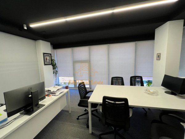 Tirane, jepet me qera zyre Kati 1, 72 m² 1.100 € (Pazari I ri)