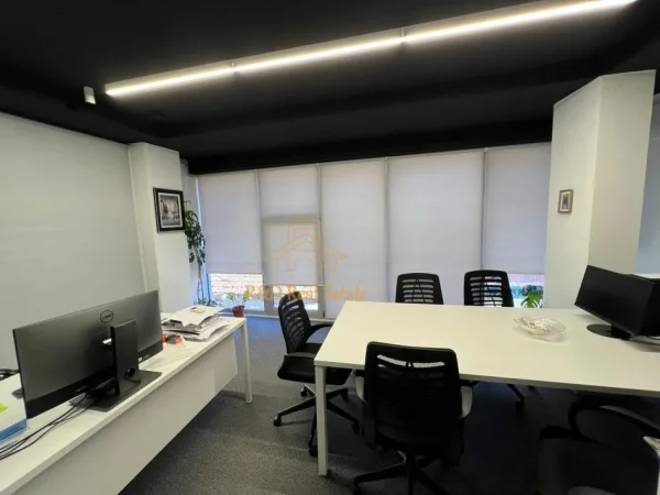 Tirane, jepet me qera zyre Kati 1, 72 m² 1.100 € (Pazari I ri)