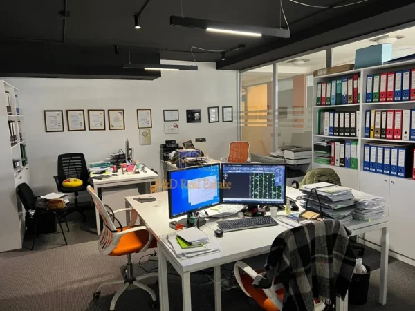 Tirane, jepet me qera zyre Kati 1, 72 m² 1.100 € (Pazari I ri)