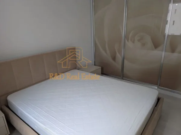 Tirane, jepet me qera apartament 2+1+Ballkon Kati 2, 96 m² 730 € (River Residence)