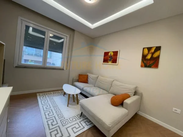 Tirane, jepet me qera apartament 2+1 Kati 4, 90 m² 1.000 € (Liqeni Thate)