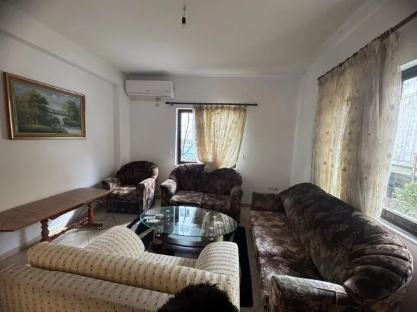 Tirane, jepet me qera apartament 3+1+Ballkon Kati 1, 100 m² 450 € i diskutueshëm (Astir, pranë Santanës)