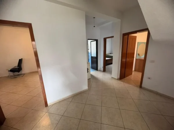 Tirane, jepet me qera apartament 3+1+Ballkon Kati 1, 100 m² 450 € i diskutueshëm (Astir, pranë Santanës)