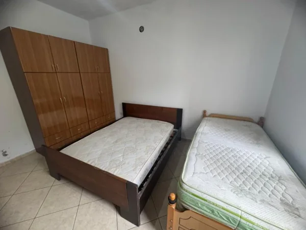 Tirane, jepet me qera apartament 3+1+Ballkon Kati 1, 100 m² 450 € i diskutueshëm (Astir, pranë Santanës)
