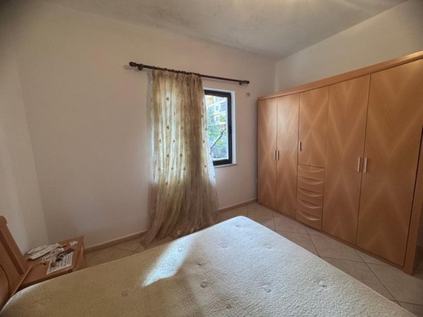 Tirane, jepet me qera apartament 3+1+Ballkon Kati 1, 100 m² 450 € i diskutueshëm (Astir, pranë Santanës)