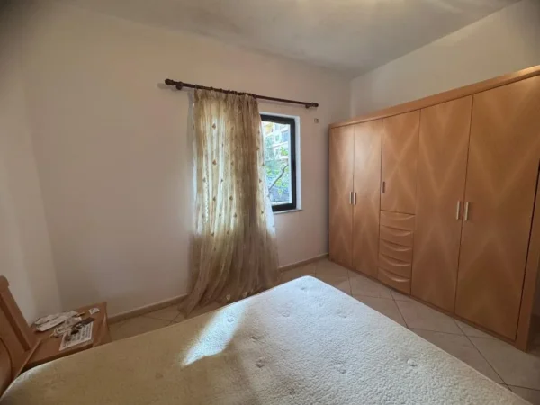 Tirane, jepet me qera apartament 3+1+Ballkon Kati 1, 100 m² 450 € i diskutueshëm (Astir, pranë Santanës)