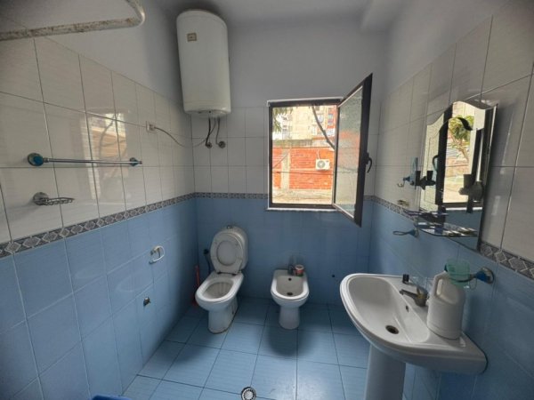 Tirane, jepet me qera apartament 3+1+Ballkon Kati 1, 100 m² 450 € i diskutueshëm (Astir, pranë Santanës)