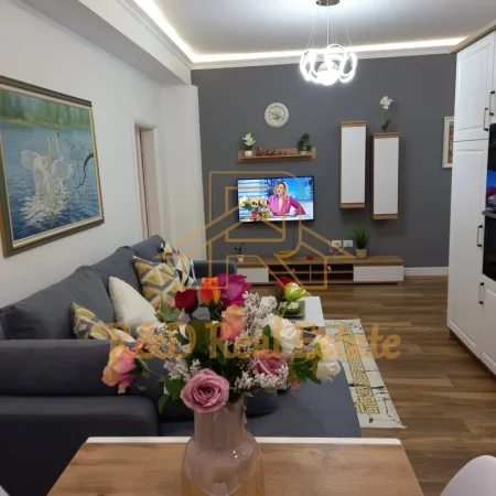 Tirane, jepet me qera apartament 1+1 Kati 4, 70 m² 780 € (Rruga MargaritaTutulani)