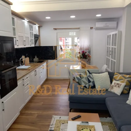 Tirane, jepet me qera apartament 1+1 Kati 4, 70 m² 780 € (Rruga MargaritaTutulani)