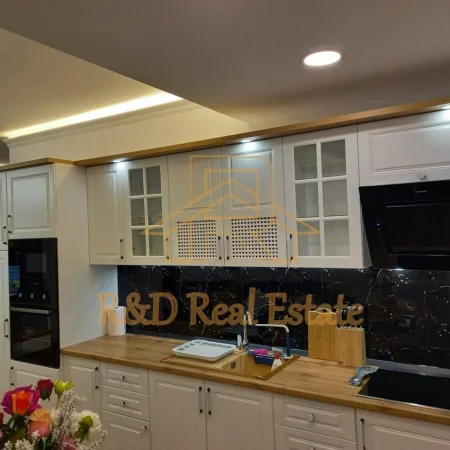 Tirane, jepet me qera apartament 1+1 Kati 4, 70 m² 780 € (Rruga MargaritaTutulani)