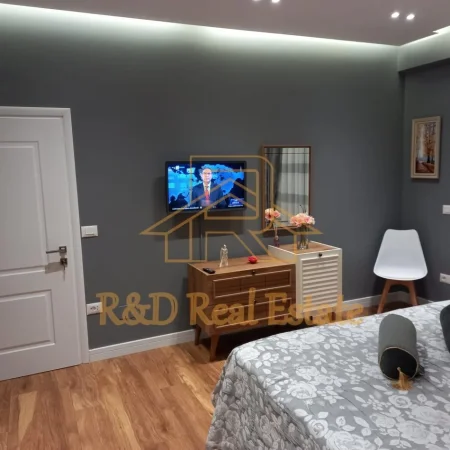 Tirane, jepet me qera apartament 1+1 Kati 4, 70 m² 780 € (Rruga MargaritaTutulani)