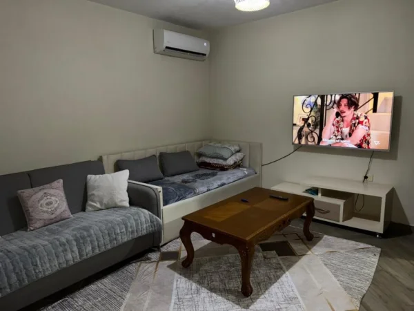 Tirane, jepet me qera apartament 1+1+Aneks+Ballkon Kati 1, 76 m² 400 € (ne rrugen Zija Kambo Tirane.)