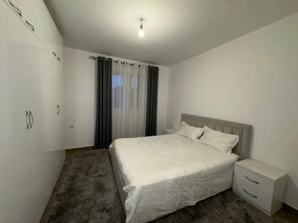 Tirane, jepet me qera apartament 1+1+Aneks+Ballkon Kati 1, 76 m² 400 € (ne rrugen Zija Kambo Tirane.)