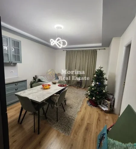 Tirane, jepet me qera apartament 1+1+Ballkon Kati 5, 70 m² 500 € (Fresku)