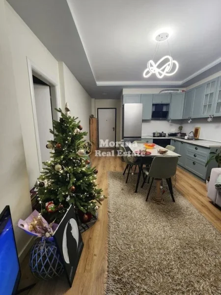 Tirane, jepet me qera apartament 1+1+Ballkon Kati 5, 70 m² 500 € (Fresku)