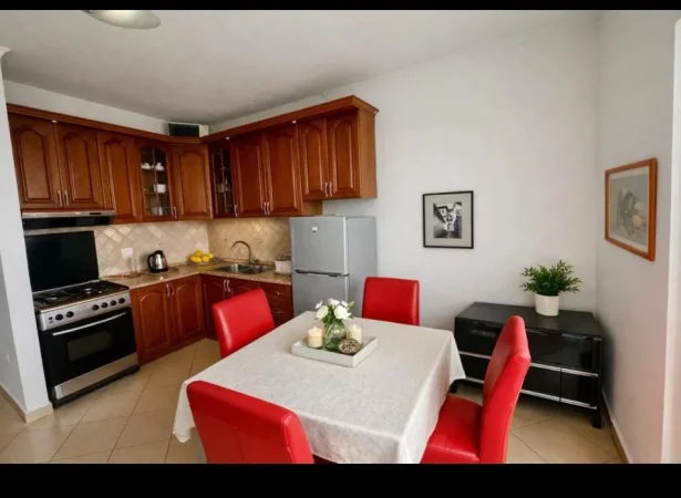 Tirane, jepet me qera apartament 1+1 Kati 4, 68 m² 450 € (Vilat Gjermane)
