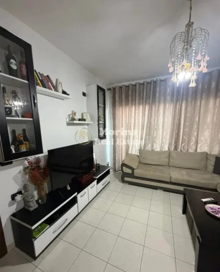 Tirane, jepet me qera apartament 1+1+Ballkon Kati 2, 50 m² 500 € (Fusha Aviacionit)