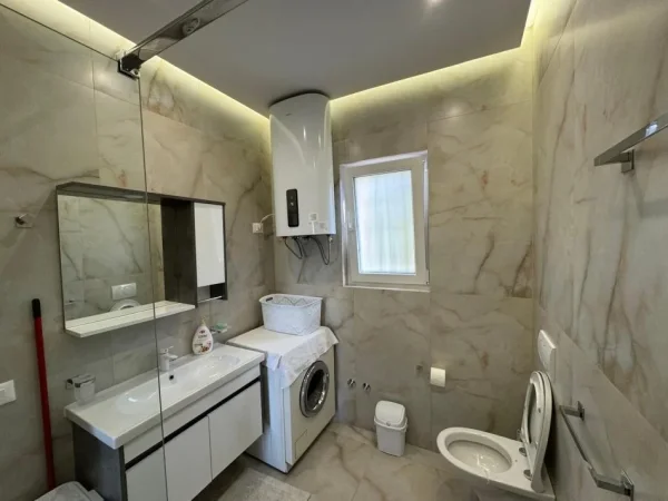 Tirane, jepet me qera Vile 1+1 Kati 1, 70 m² 500 € (Shkoze)