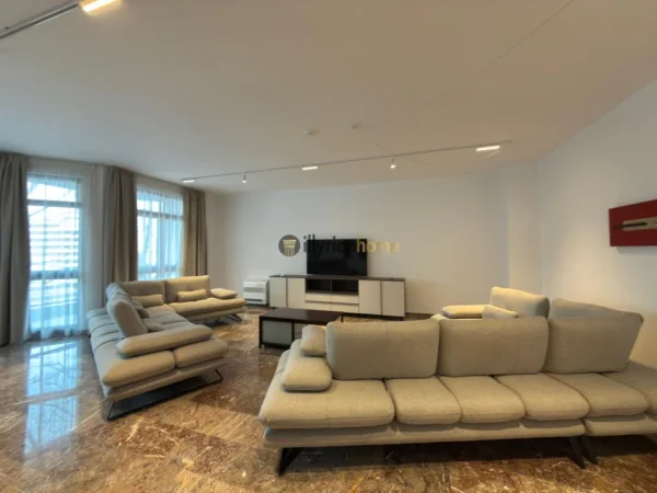 Tirane, jepet me qera Vile , 1.350 m² 10.000 € (Rruga e Elbasanit)