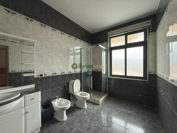 Tirane, jepet me qera Vile , 1.350 m² 10.000 € (Rruga e Elbasanit)