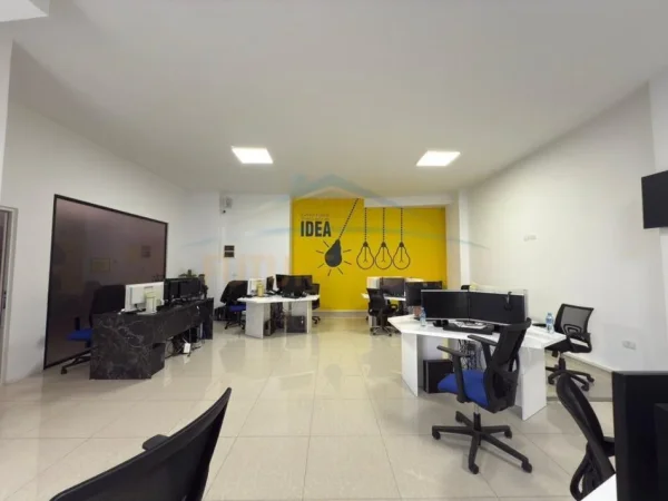 Tirane, jepet me qera zyre Kati 1, 320 m² 2.000 € 