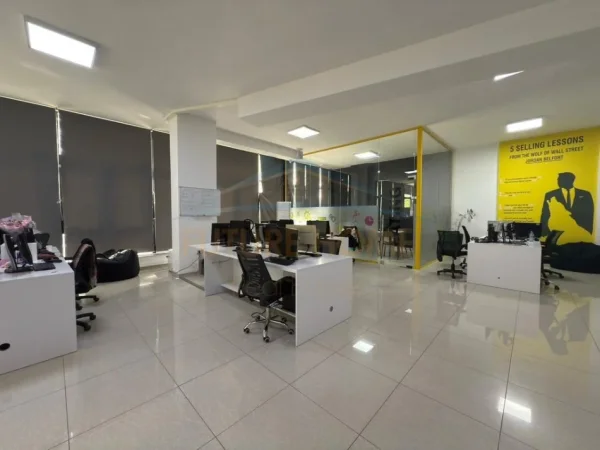 Tirane, jepet me qera zyre Kati 1, 320 m² 2.000 € 
