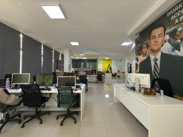 Tirane, jepet me qera zyre Kati 1, 320 m² 2.000 € 