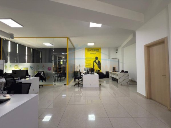 Tirane, jepet me qera zyre Kati 1, 320 m² 2.000 € 