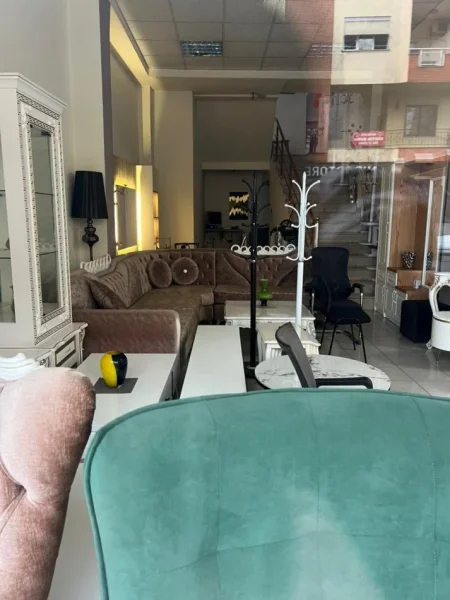 Tirane, jepet me qera ambjent biznesi Kati 3, 360 m² 7.500 € (stacioni trenit)