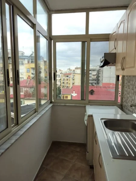 Tirane, jepet me qera apartament 1+1 , 64 m² 300 € (Fresku)