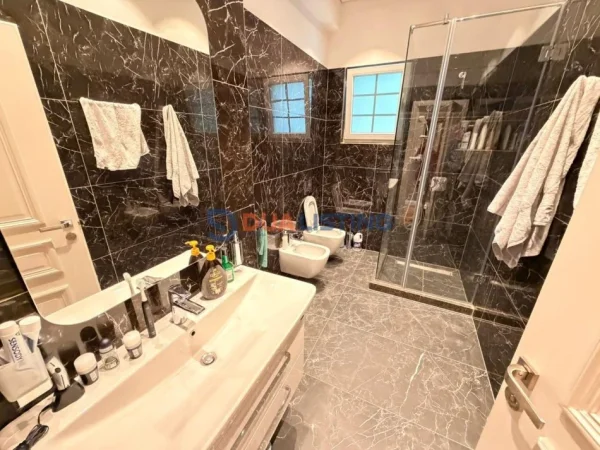 Tirane, jepet me qera Vile 2 Katshe Kati 0, 500 m² 5.000 € (Petrele)