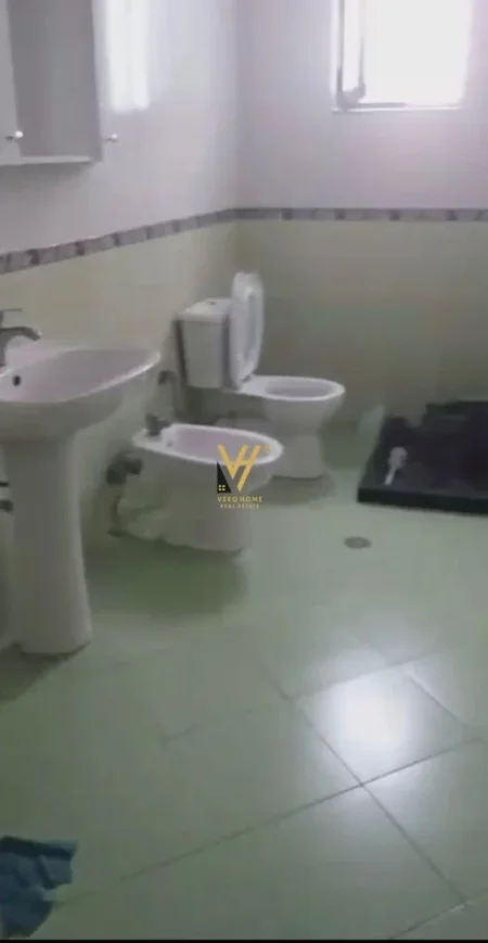 Tirane, jepet me qera apartament 2+1+Ballkon Kati 3, 100 m² 450 € (SHKOLLA E BASHKUAR)