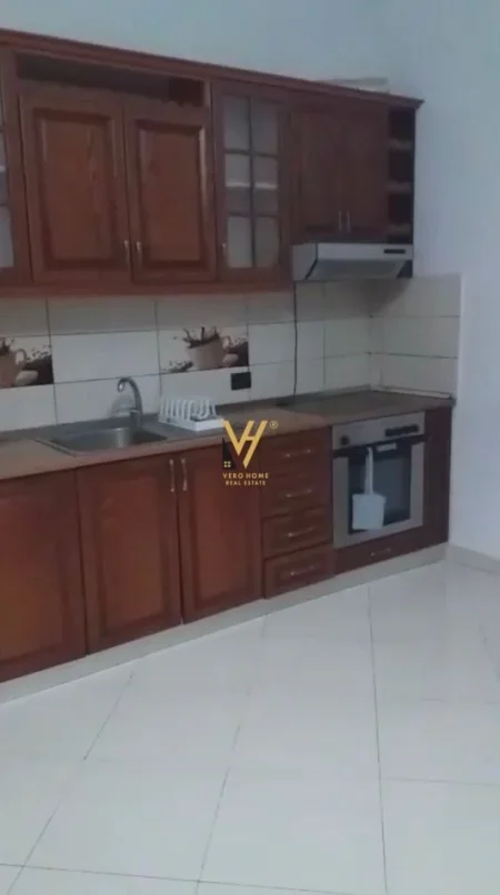 Tirane, jepet me qera apartament 2+1+Ballkon Kati 3, 100 m² 450 € (SHKOLLA E BASHKUAR)
