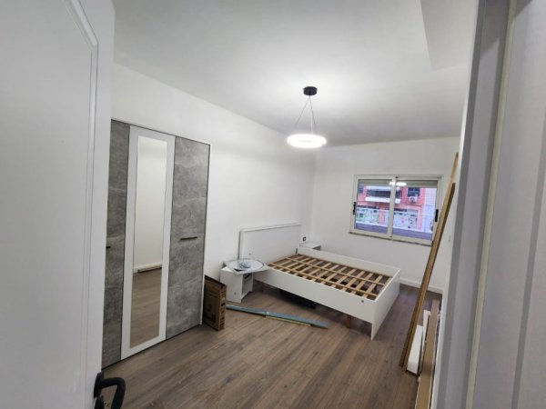 Shitet Apartament 1+1 i mobiluar tek Komuna e Parisit,  179.000 €URO