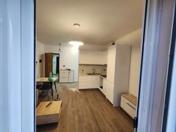 Shitet Apartament 1+1 i mobiluar tek Komuna e Parisit,  179.000 €URO