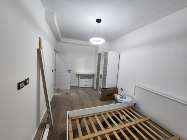 Shitet Apartament 1+1 i mobiluar tek Komuna e Parisit,  179.000 €URO
