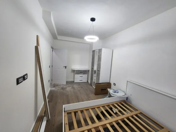 Shitet Apartament 1+1 i mobiluar tek Komuna e Parisit,  179.000 €URO