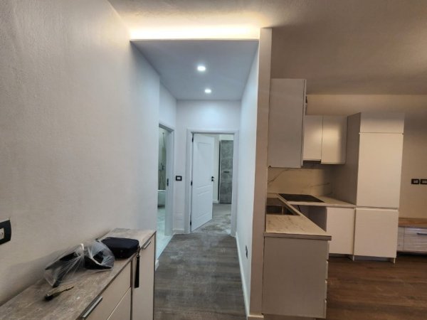 Shitet Apartament 1+1 i mobiluar tek Komuna e Parisit,  179.000 €URO