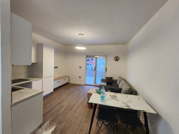 Shitet Apartament 1+1 i mobiluar tek Komuna e Parisit,  179.000 €URO