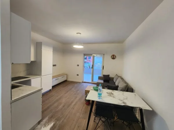 Shitet Apartament 1+1 i mobiluar tek Komuna e Parisit,  179.000 €URO