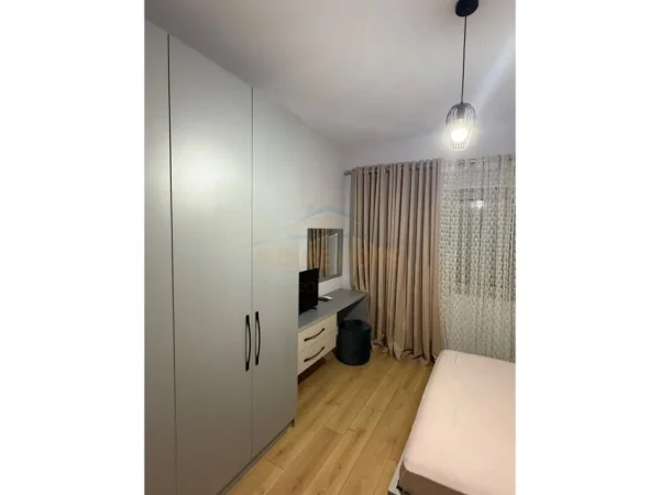 Shqiperi, jepet me qera apartament 2+1+Ballkon Kati 2, 100 m² 1.200 € (Zogu i Zi)