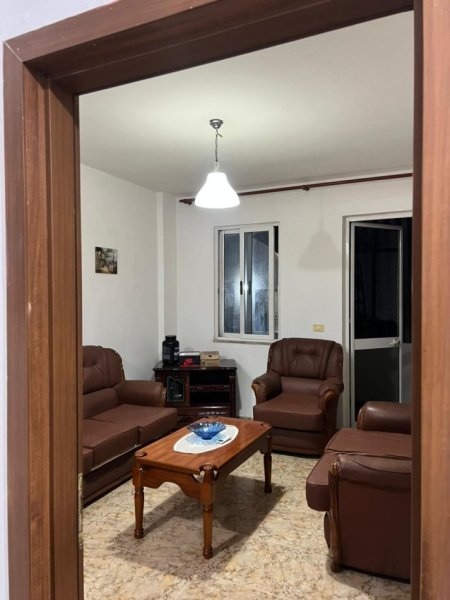 Jepet me Qera Apartament 1+1 tek Komuna e Parisit,    550 €uro