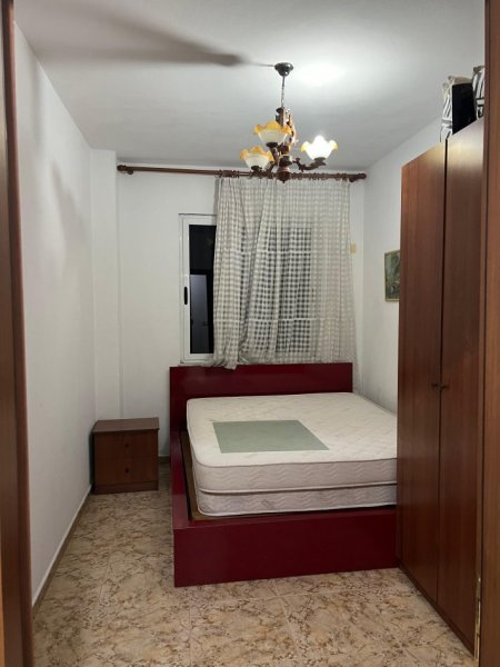 Jepet me Qera Apartament 1+1 tek Komuna e Parisit,    550 €uro