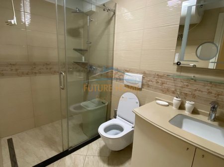 Tirane, jepet me qera apartament 3+1 Kati 3, 125 m² 900 € (Rr Agim Prodani)