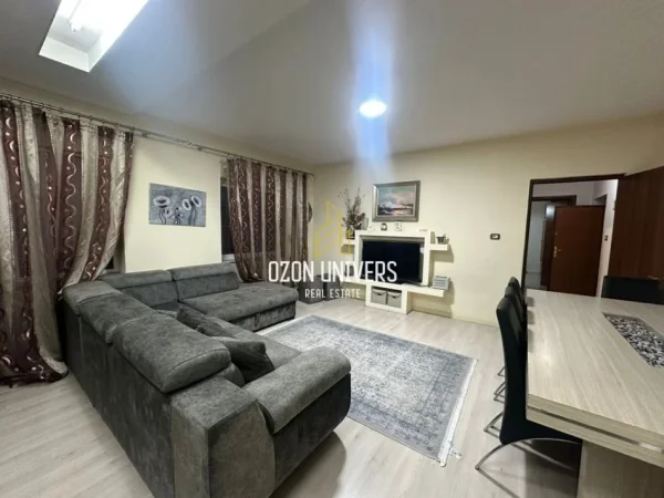 Tirane, Jepet me qira apartament 2+1+Ballkon Kati 1, 83 m² 600 € (Ish stacioni i fundit i Tiranës së Re)