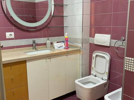 Tirane, jepet me qera apartament 3+1 Kati 3, 125 m² 900 € (Rr Agim Prodani)