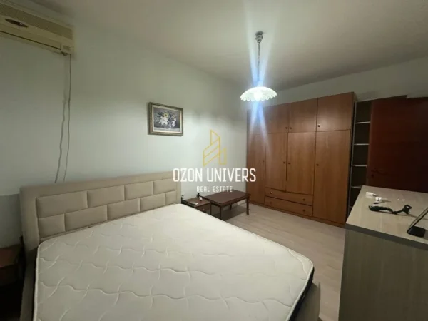 Tirane, Jepet me qira apartament 2+1+Ballkon Kati 1, 83 m² 600 € (Ish stacioni i fundit i Tiranës së Re)