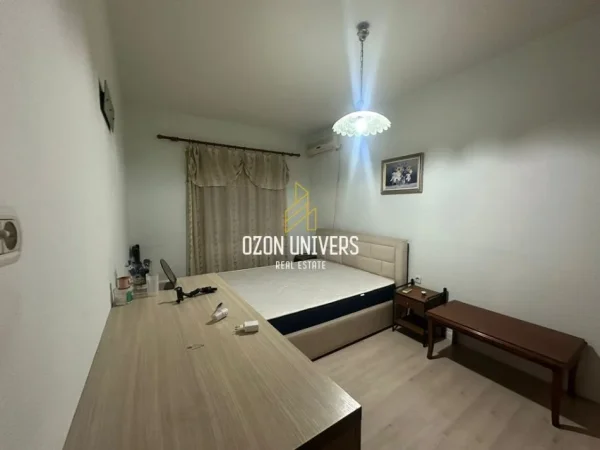 Tirane, Jepet me qira apartament 2+1+Ballkon Kati 1, 83 m² 600 € (Ish stacioni i fundit i Tiranës së Re)