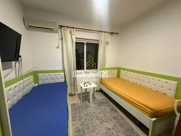 Tirane, Jepet me qira apartament 2+1+Ballkon Kati 1, 83 m² 600 € (Ish stacioni i fundit i Tiranës së Re)