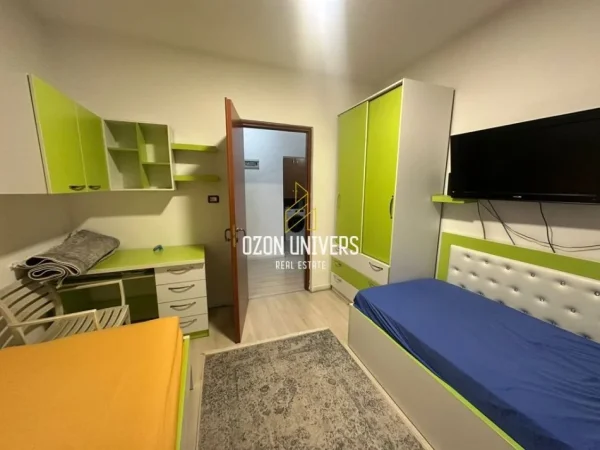 Tirane, Jepet me qira apartament 2+1+Ballkon Kati 1, 83 m² 600 € (Ish stacioni i fundit i Tiranës së Re)